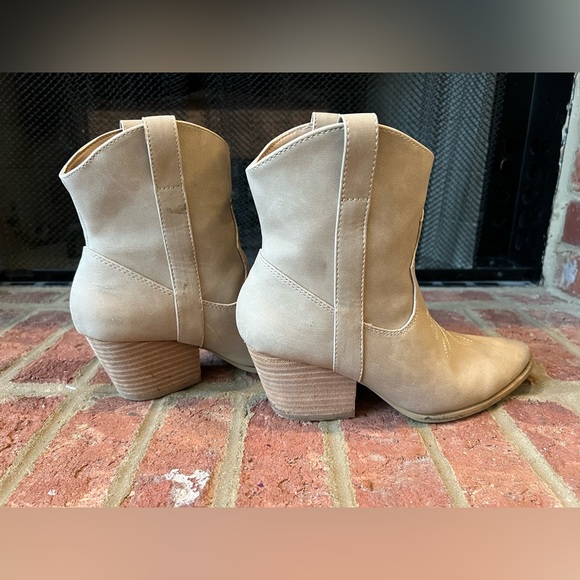 COPY - Women’s Bootie Cowboy Boot Style, size 7 1/2 - Picture 4 of 7